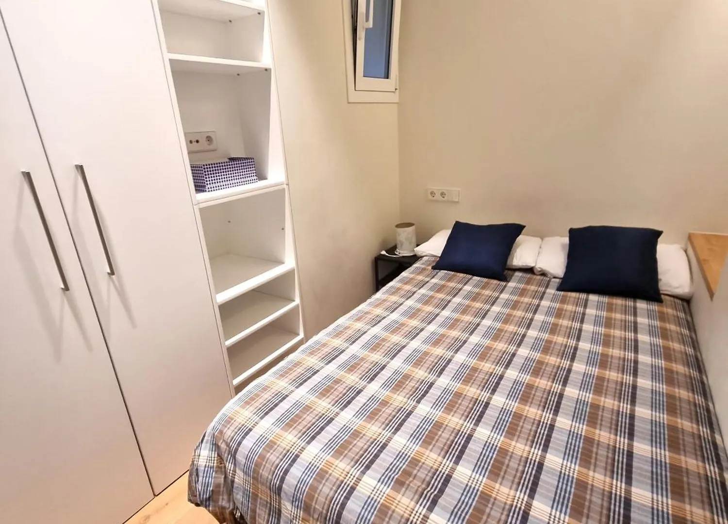 ברצלונה Cozy Bedroom With A Private Bathroom In A Shared House ספרד